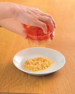 砕いたクッキーをアイスにトッピングする