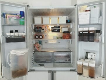 100円均のボックスとタオルで！キッチンのすっきりにはあえての“白”が効く