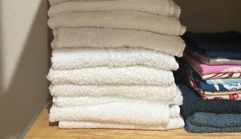 50代からの「持たない暮らし」。バスタオルは使わず、衣装ケースは風呂敷で代用