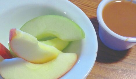 アメリカ発！リンゴをキャラメルディップで召し上がれ！レンジで1分のつくり方