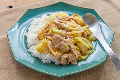 豚バラとキャベツのとろ～り中華風どんぶり。忙しい夏休みランチにぴったり