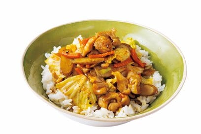 25kgやせた人が食べた「黒酢炒め丼」。鶏モモ肉と根菜たっぷり、腹もちもよい：ねこくら式レシピ