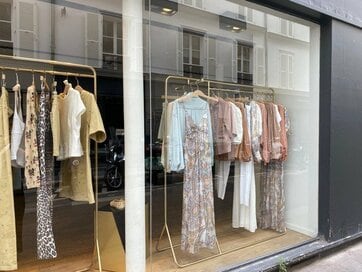 フランス人が大事にする「おしゃれのコツ」3つ。プチプラ服や古い服を高見えさせる工夫も　