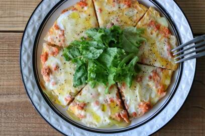 鮭フレークでつくる超簡単オムレツ！チーズとの相性抜群