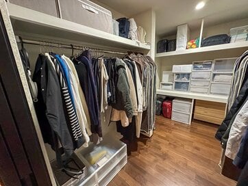 服をたたまない収納が快適って本当？新居のウォークインクローゼットに後悔