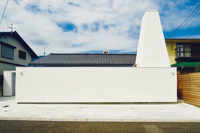 煙突みたいに見えて、じつはゲストルームなんです。楽しいデッキテラスも備えたリノベ住宅