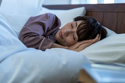冬の快眠術をプロが判定。足が冷たくて眠れない日は靴下をはいてもいい？