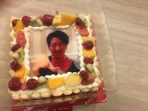 ゆきち先生の顔が描かれたケーキ