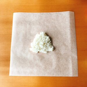 ご飯1/4量を三角形(1辺12cm程度)になるように広げる