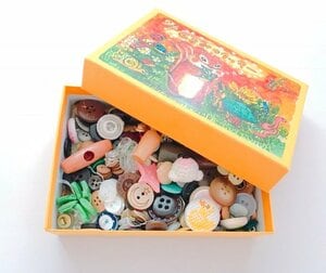 予備ボタンも、捨てる服のボタンも、まとめて箱の中へ