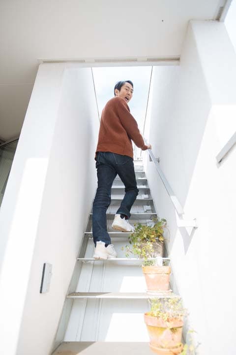 屋上につながるスチール製の階段