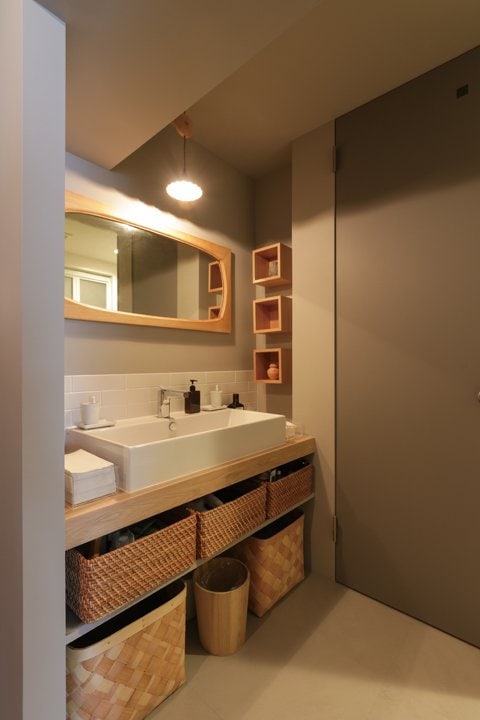 カゴを引き出し式に活用している造作の洗面台