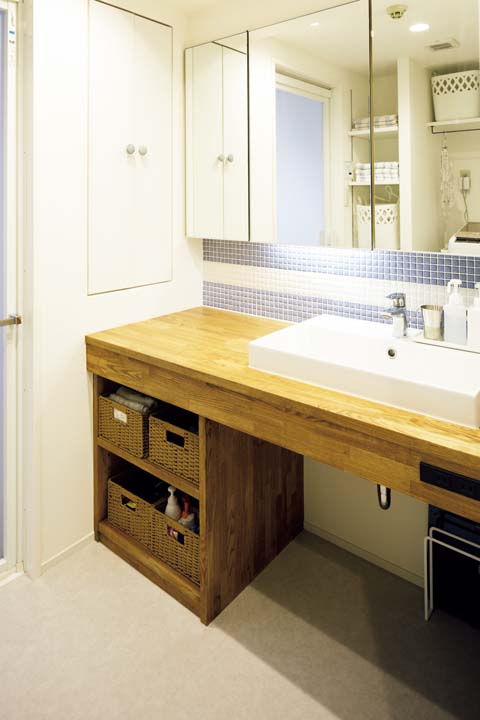 洗面台のシンク下はオープン収納