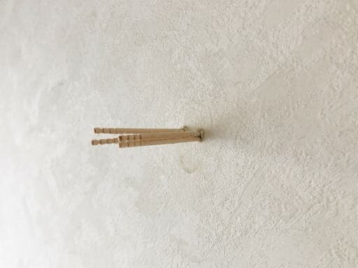 広がったフックの穴に爪楊枝を差し込む