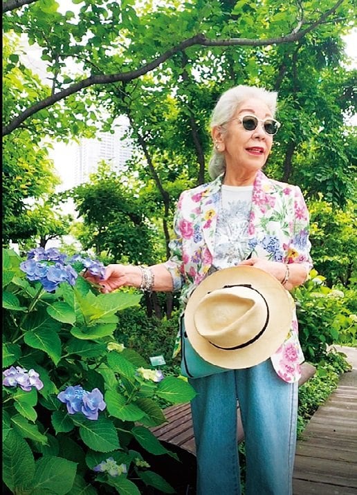 花柄の服でアジサイを愛でる鳥居さん