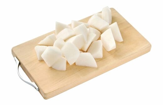 まな板の上にある乱切りの大根