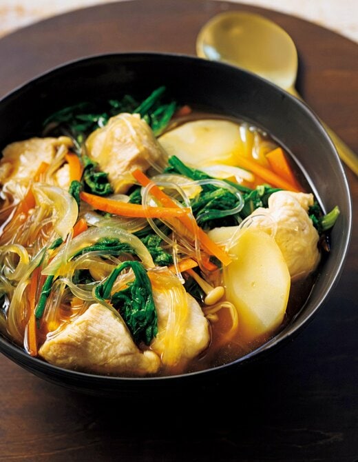 器に盛られたチキンと春菊の韓国風ごちそう春雨スープ