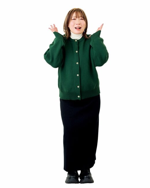 緑のカーディガンを着た残念そうな表情の女性