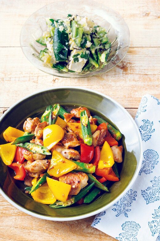 鶏肉、パプリカ、オクラの梅バター炒めと、たたきキュウリと豆腐のネギダレ