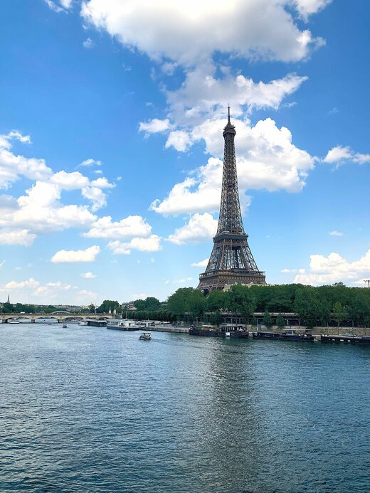 セーヌ川の対岸からエッフェル塔を望んで