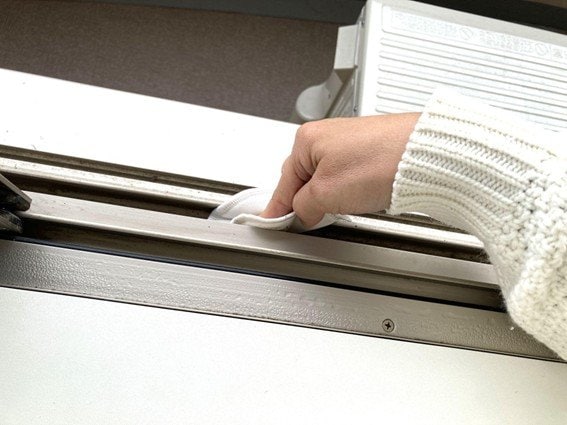 ブラジャーパッドで窓サッシをふいている画像