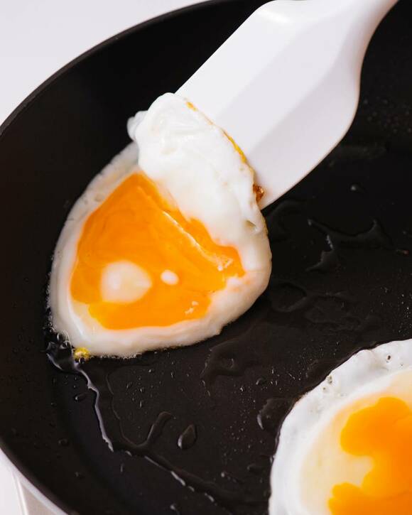 フライパンに黄身をつぶした卵