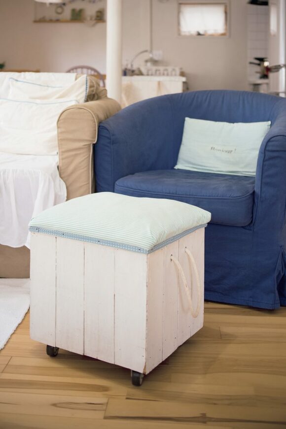 収納を兼ねたオットマンで、床の散らかりを阻止