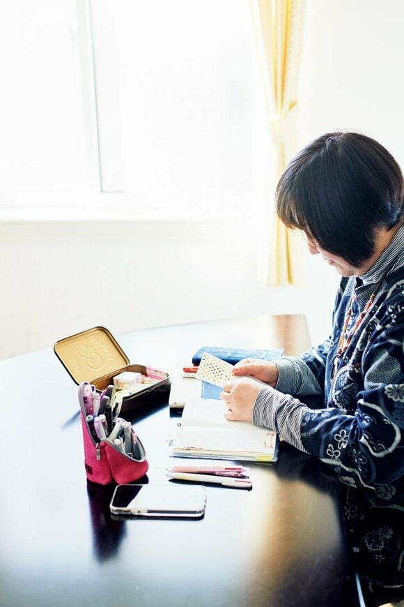 手帳を持つ女性