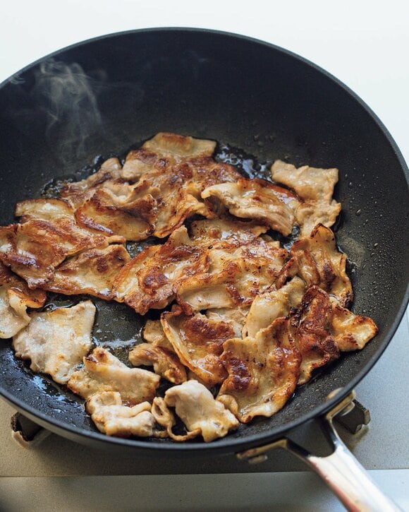 フライパンに豚肉