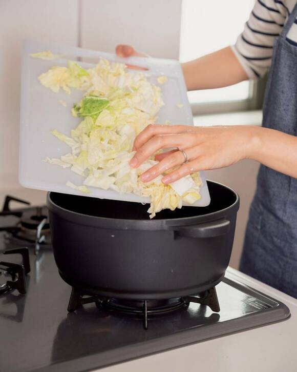 白菜をお鍋に入れる
