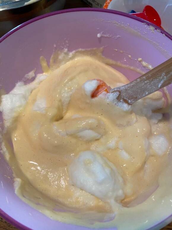 ゴムべらで混ぜる