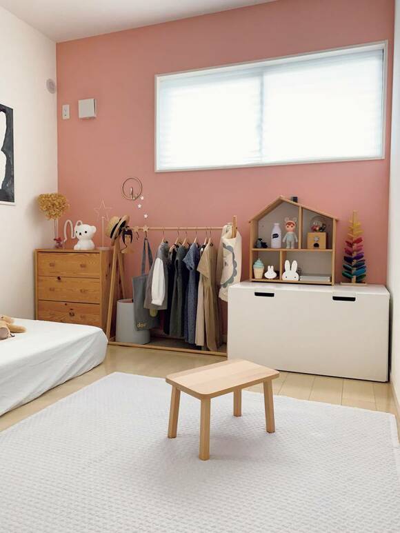 ピンクの壁部屋