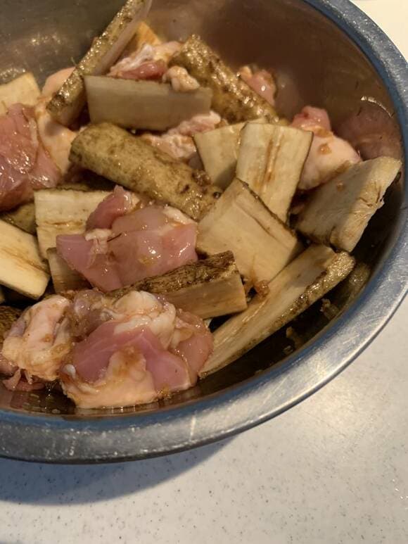 ボウルにお肉とゴボウ