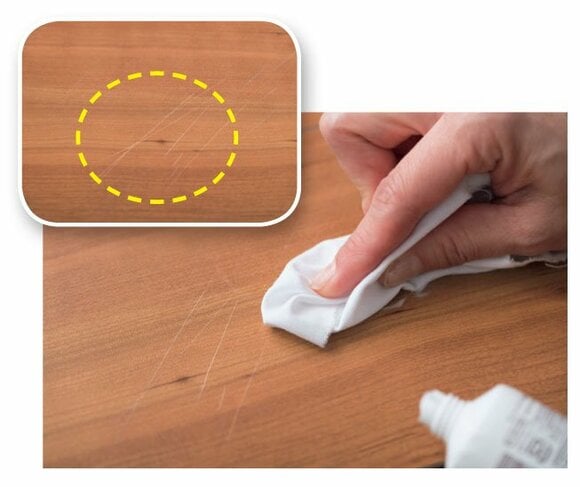 傷の部分にハンドクリームを塗り込む