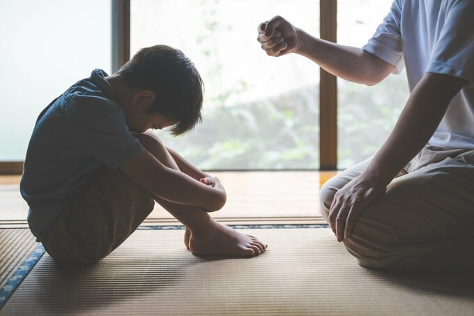 子どもを叱る親