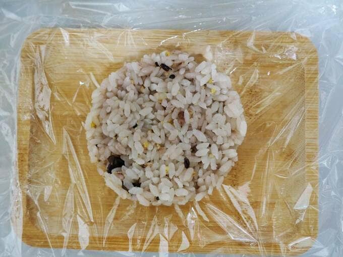 抜型を外したきれいな丸いライスバンズ