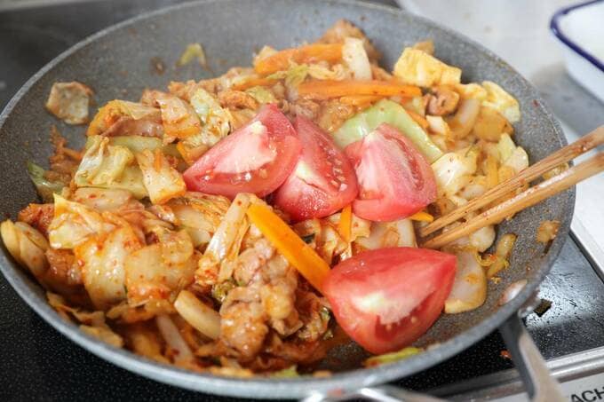 フライパンにトマト