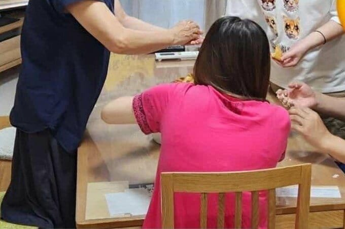 三世代で食事を準備。「私が子ども達とけんかしたとき、母の部屋が子ども達の相談所になっています」ミオママさん（43歳・自営業・長崎県）