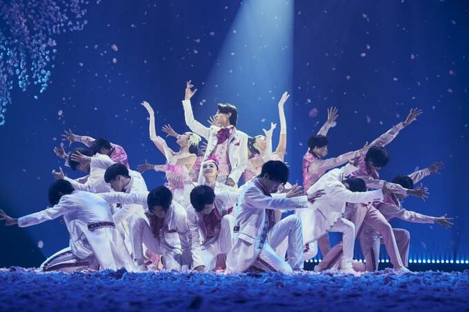 ポーズをとっている人たち