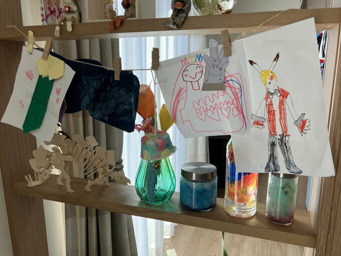 子どもの作品を飾っている棚