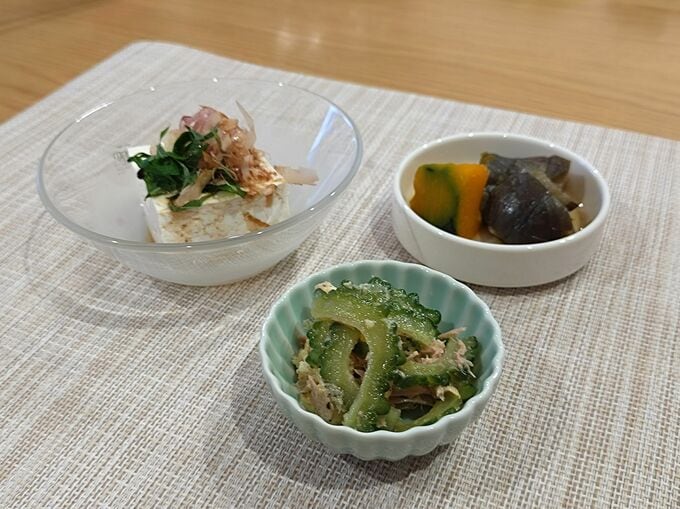 冷ややっこ、ゴーヤの炒め物、カボチャとナスの煮物