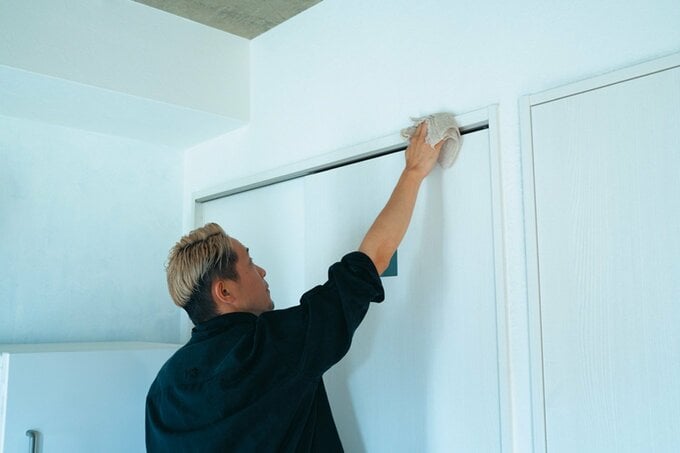 扉部分をサッとふく様子