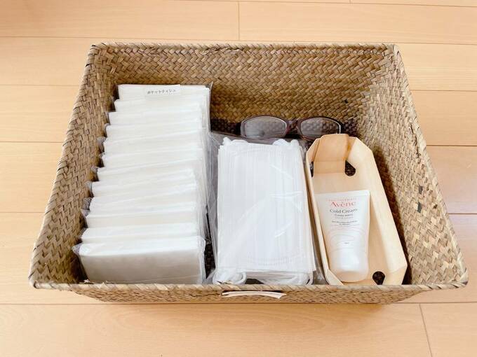 カゴにティッシュなど