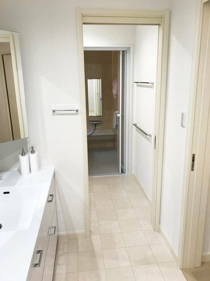 勝手口から浴室を見る