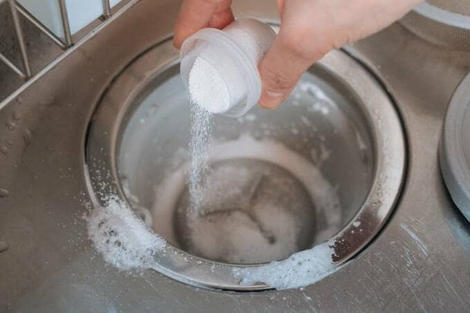 排水口に洗浄剤をかけている様子