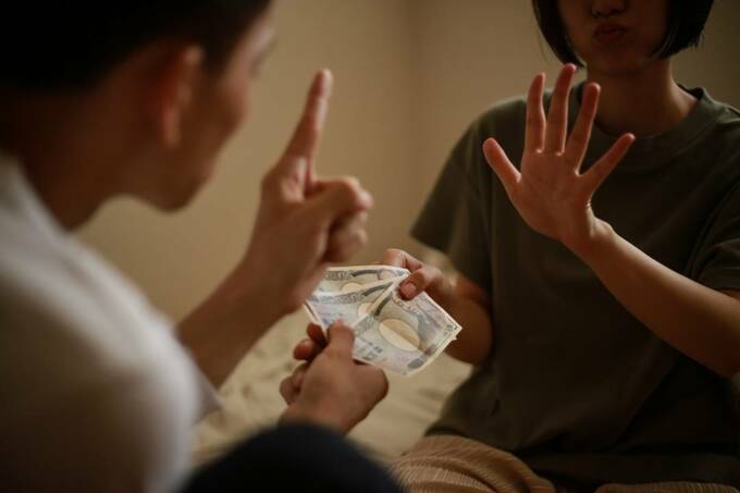 お金を持つ夫婦