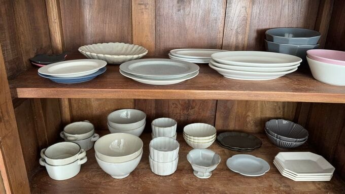 整頓された食器棚