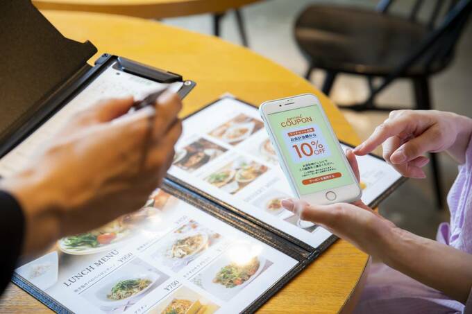 スマホでクーポンを表示する様子