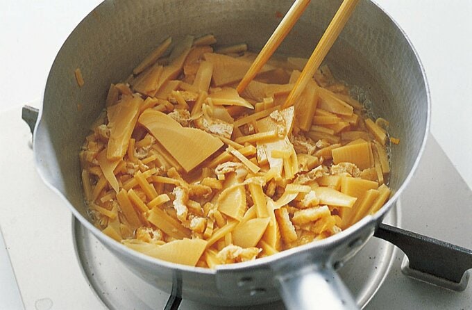 タケノコと油揚げを煮る