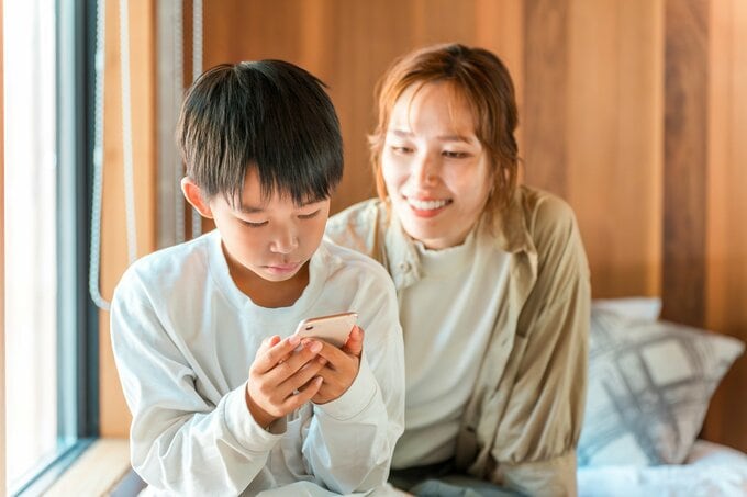 スマホでAIを活用する親子